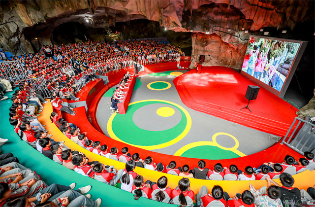 中天·覃排小學溶洞禮堂啟用儀式暨第十二屆“愛心媽媽”公益助學活動圓滿舉行