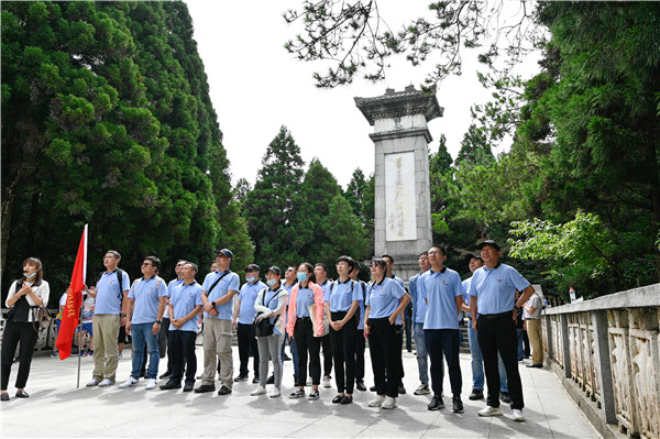 16275360214294864ocm.jpg 黃洋界紀(jì)念碑下朗誦毛澤東《西江月井岡山》.jpg