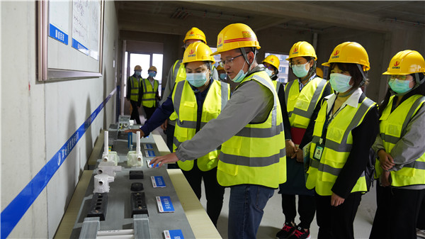 1658213246699396sDFf.jpg 6.支部紀檢委員陸建飛帶領大家走進中天八建直營項目昆明中海匯德里花園_副本.jpg